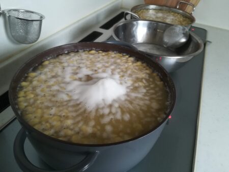 煮始めた豆